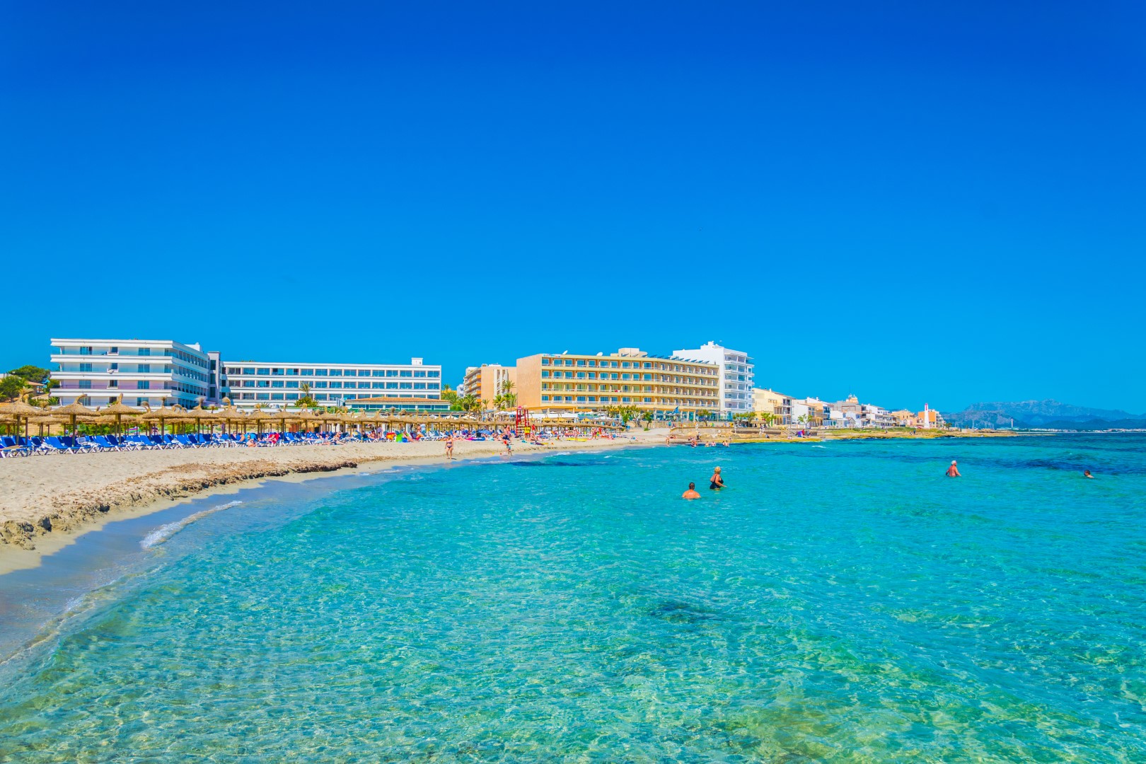 Can Picafort lange Strand und einem Boulevard mit Terrassen und Läden